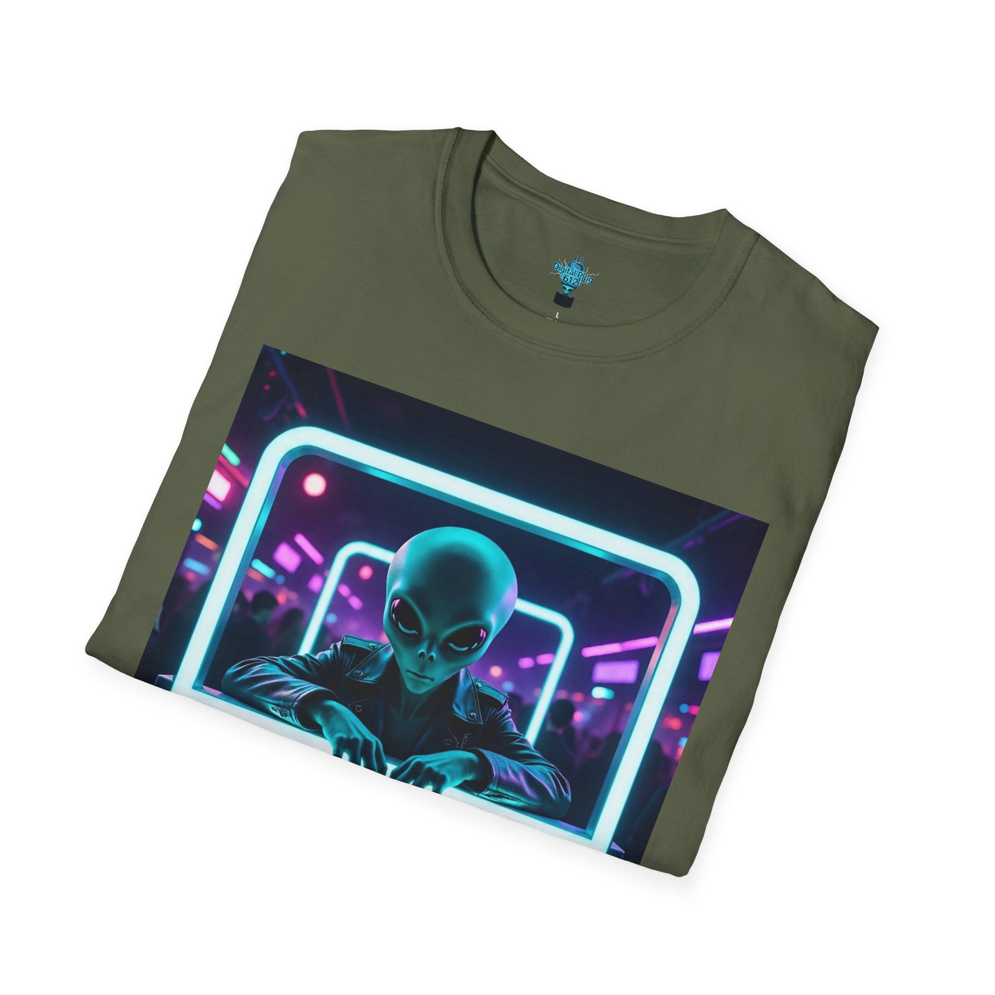 VYBZ Funny Alien Graphic T-Shirt, I Need A Hug From A Bad B*tch Tee, Unisex Casual Wear, Gift for Gamers, Science Fiction Fans, Birthday