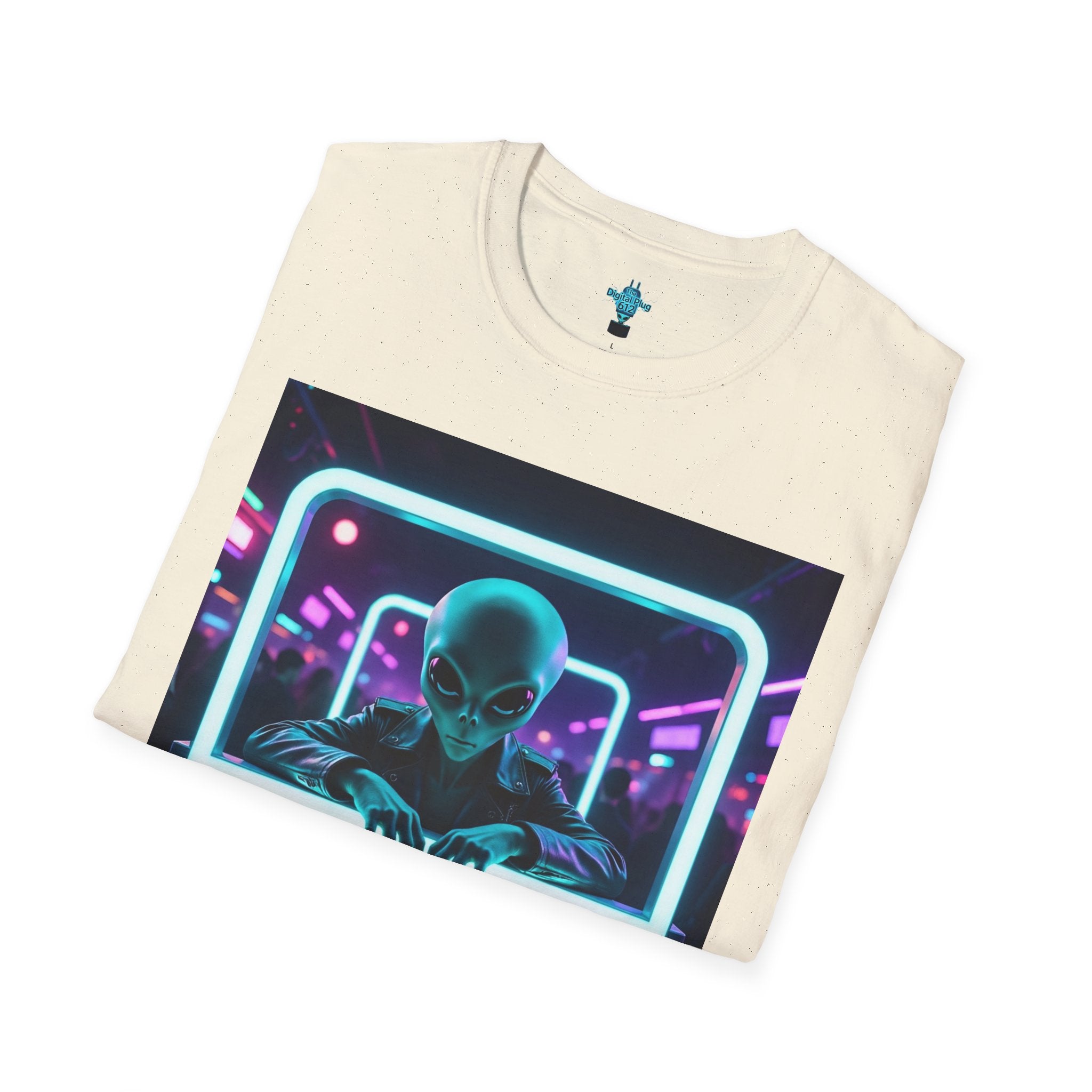 VYBZ Funny Alien Graphic T-Shirt, I Need A Hug From A Bad B*tch Tee, Unisex Casual Wear, Gift for Gamers, Science Fiction Fans, Birthday