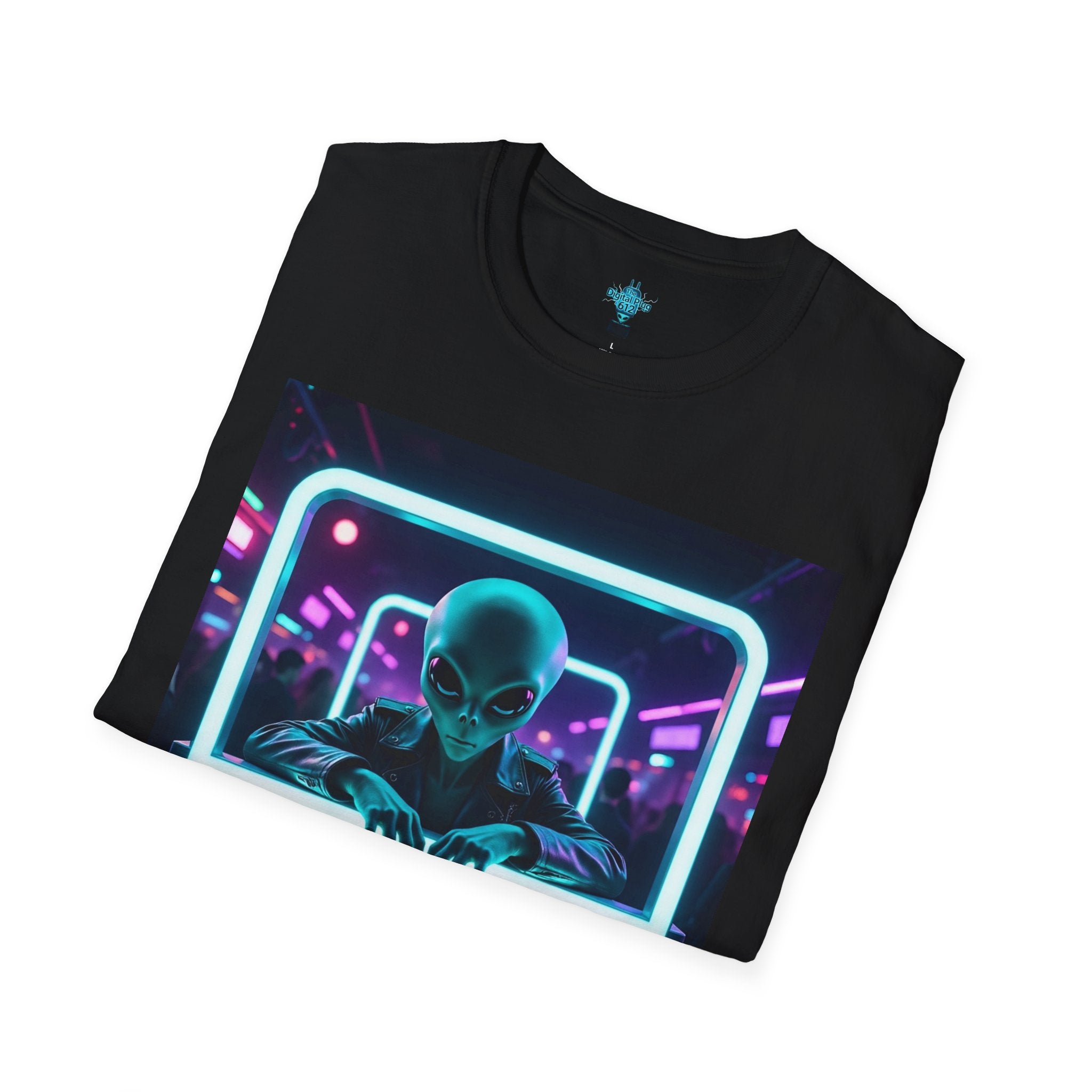 VYBZ Funny Alien Graphic T-Shirt, I Need A Hug From A Bad B*tch Tee, Unisex Casual Wear, Gift for Gamers, Science Fiction Fans, Birthday