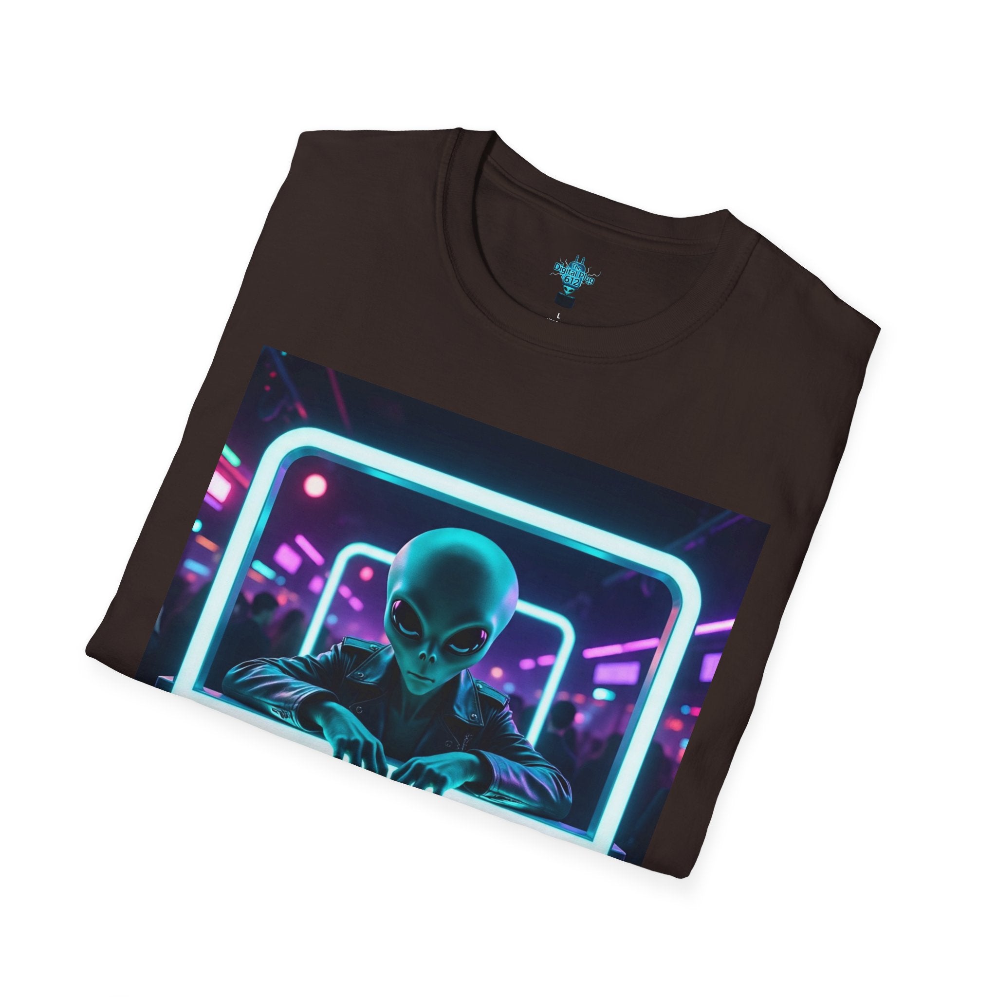 VYBZ Funny Alien Graphic T-Shirt, I Need A Hug From A Bad B*tch Tee, Unisex Casual Wear, Gift for Gamers, Science Fiction Fans, Birthday