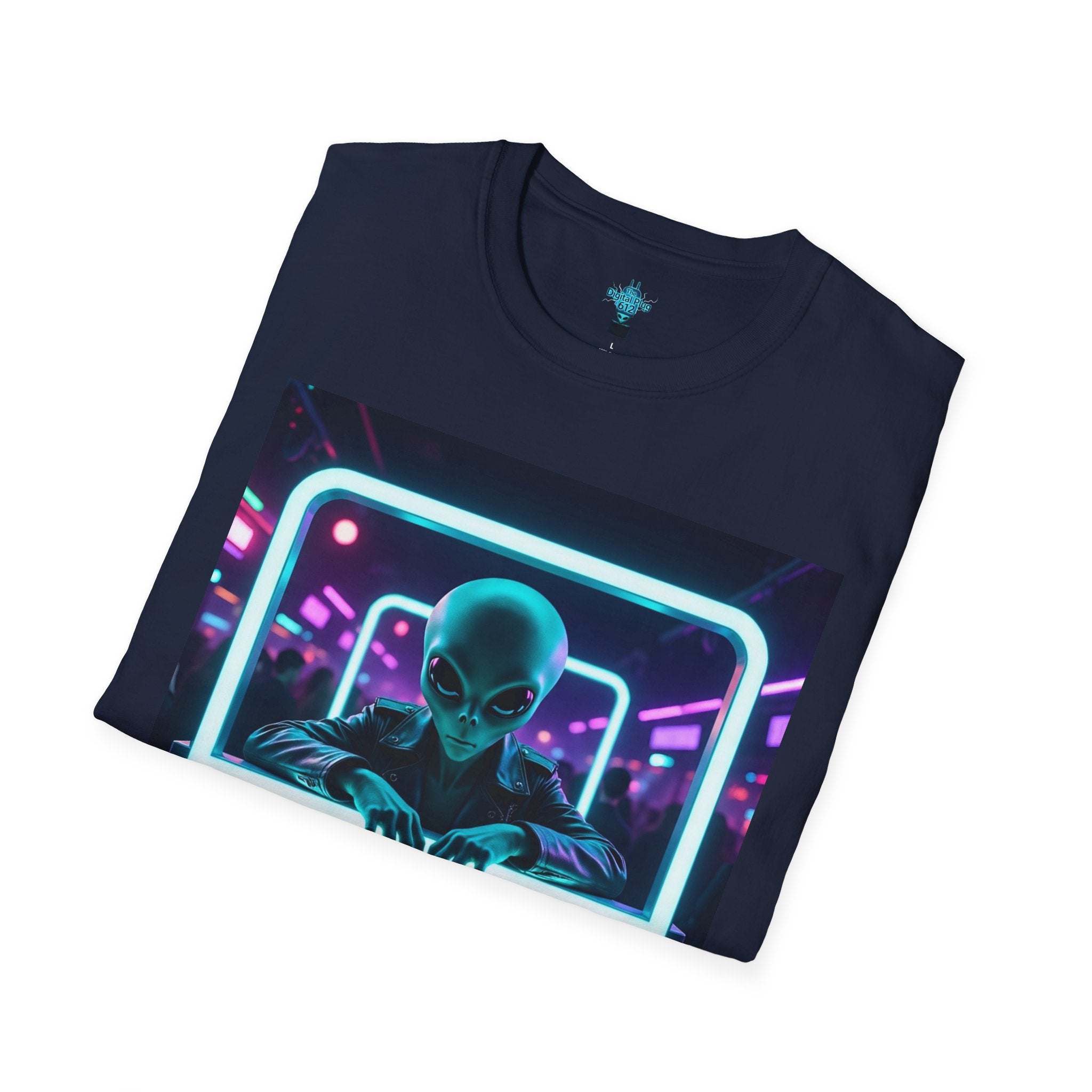 VYBZ Funny Alien Graphic T-Shirt, I Need A Hug From A Bad B*tch Tee, Unisex Casual Wear, Gift for Gamers, Science Fiction Fans, Birthday