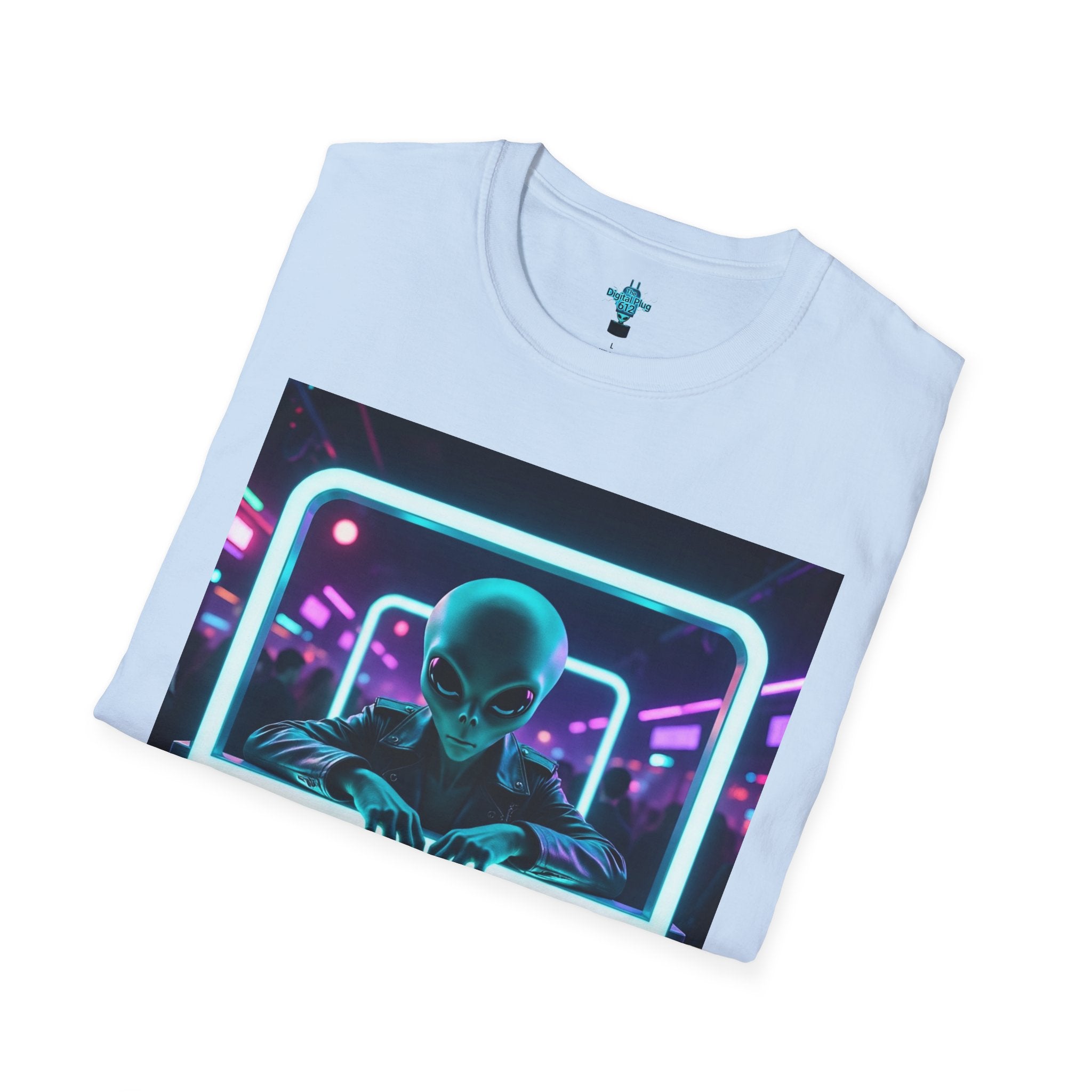 VYBZ Funny Alien Graphic T-Shirt, I Need A Hug From A Bad B*tch Tee, Unisex Casual Wear, Gift for Gamers, Science Fiction Fans, Birthday
