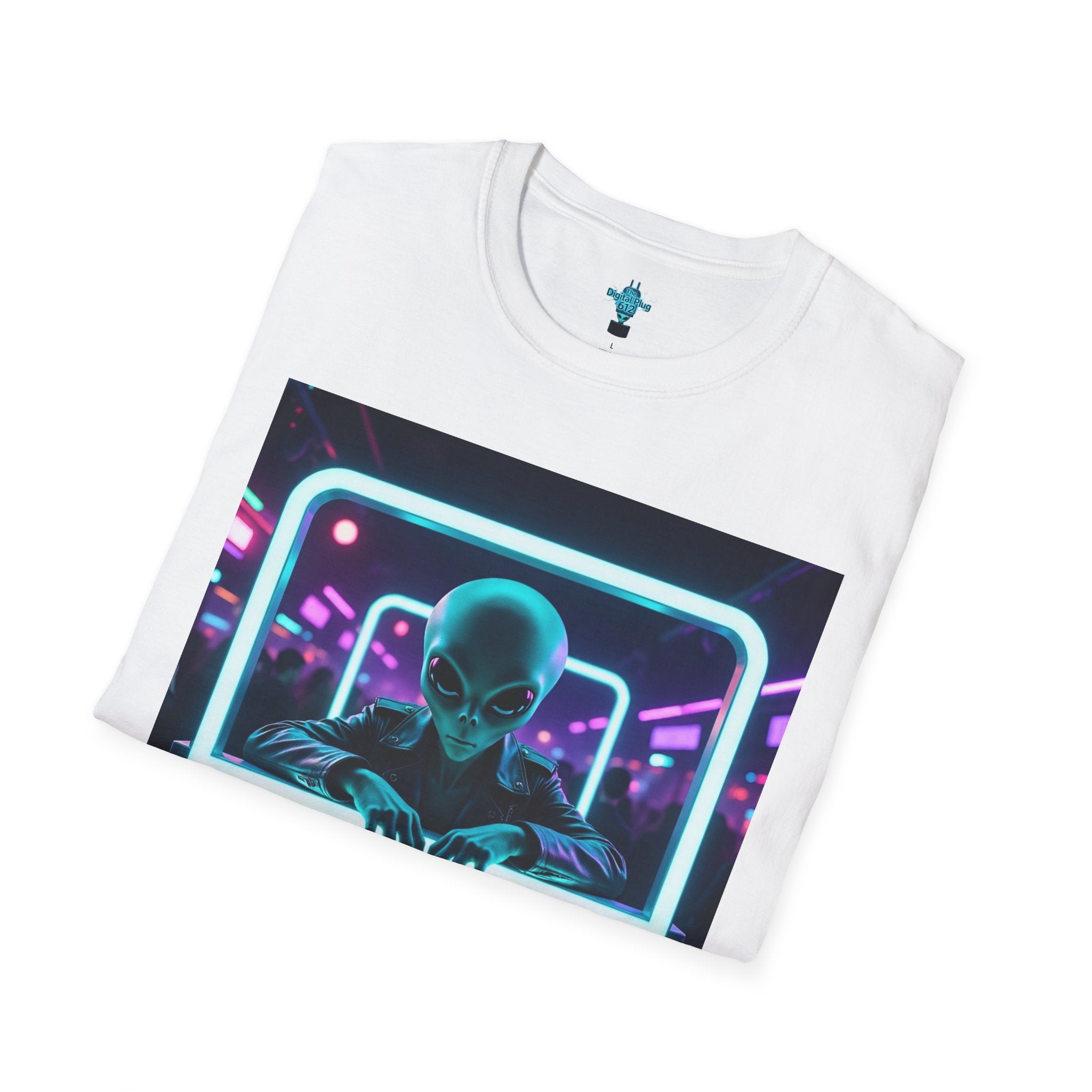VYBZ Funny Alien Graphic T-Shirt, I Need A Hug From A Bad B*tch Tee, Unisex Casual Wear, Gift for Gamers, Science Fiction Fans, Birthday