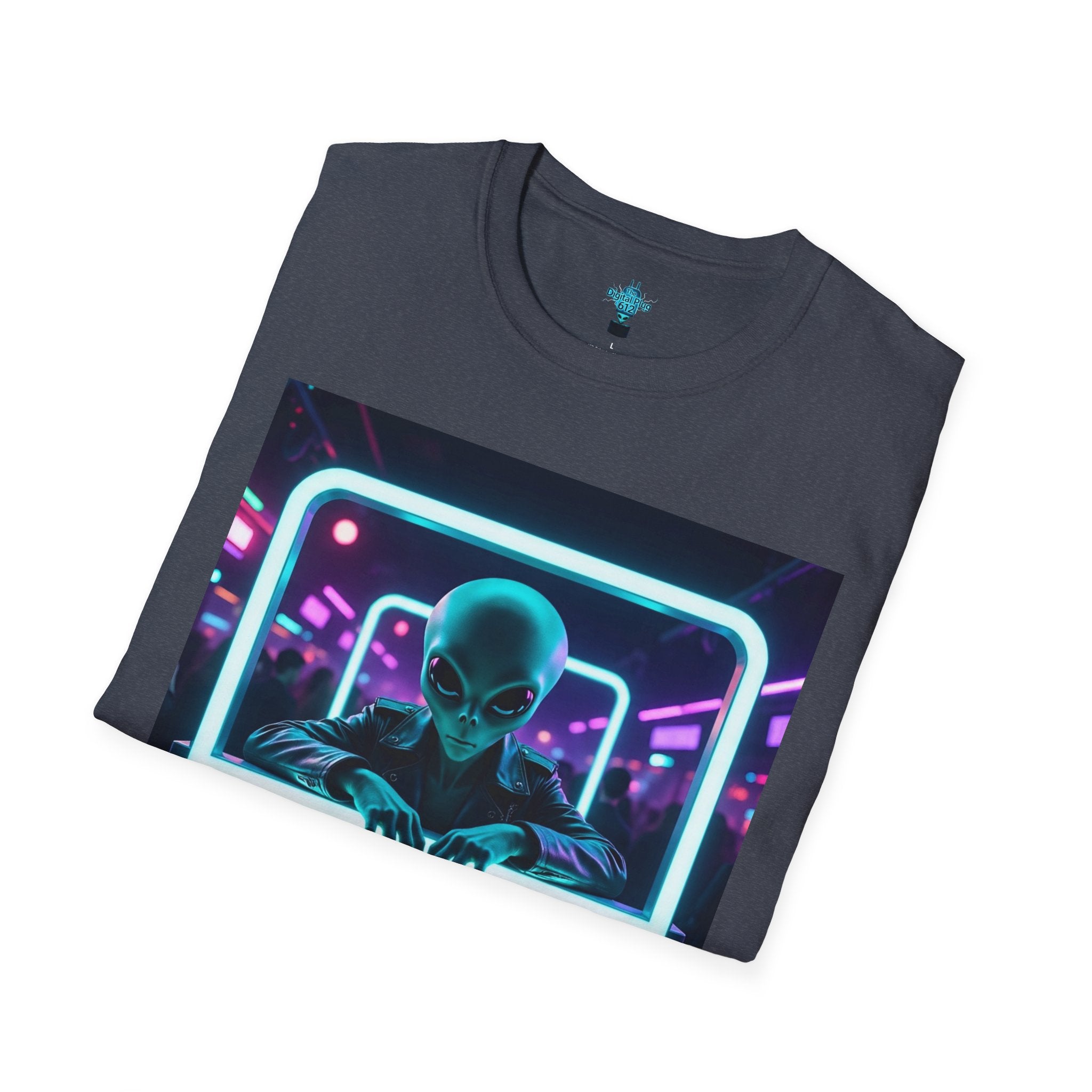 VYBZ Funny Alien Graphic T-Shirt, I Need A Hug From A Bad B*tch Tee, Unisex Casual Wear, Gift for Gamers, Science Fiction Fans, Birthday