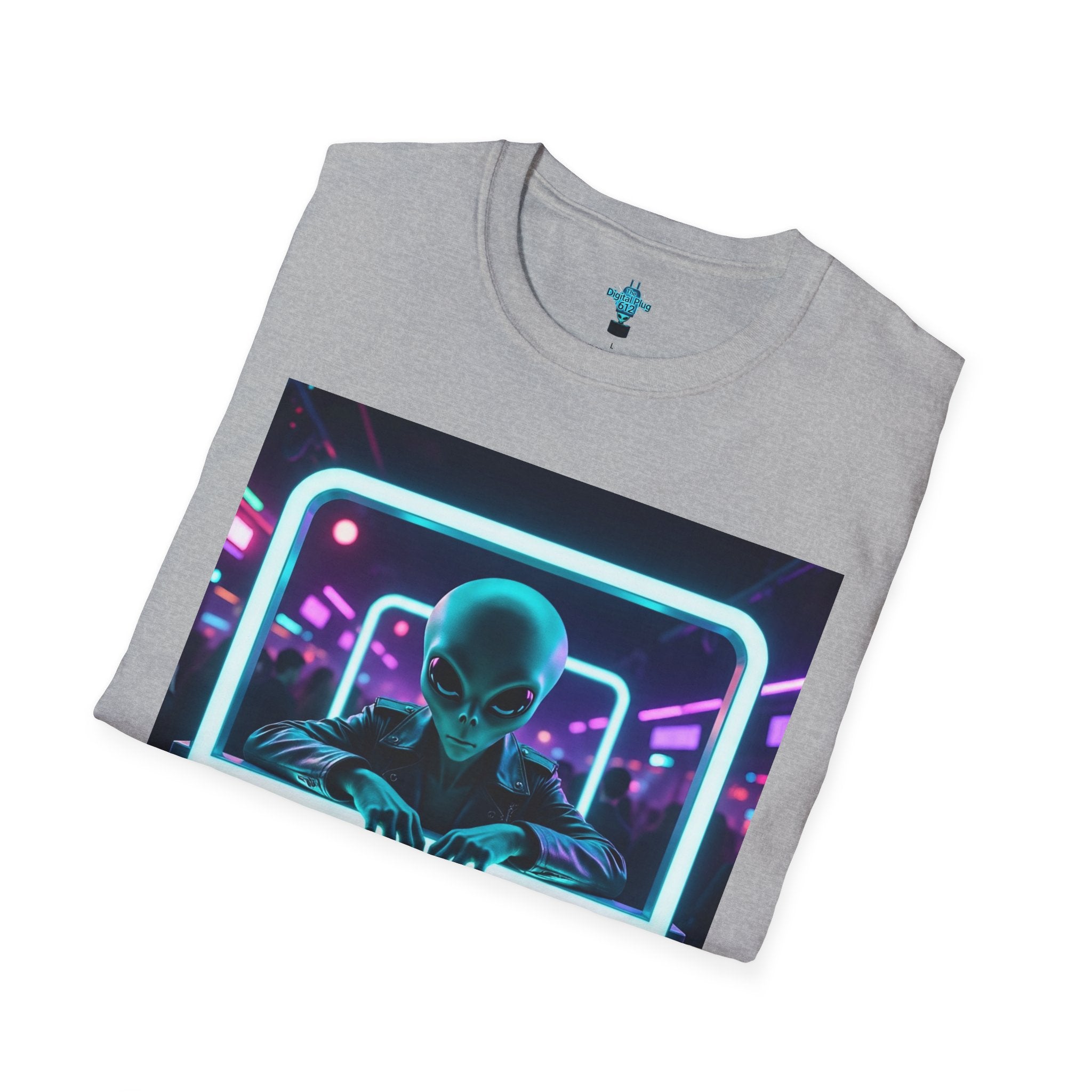 VYBZ Funny Alien Graphic T-Shirt, I Need A Hug From A Bad B*tch Tee, Unisex Casual Wear, Gift for Gamers, Science Fiction Fans, Birthday