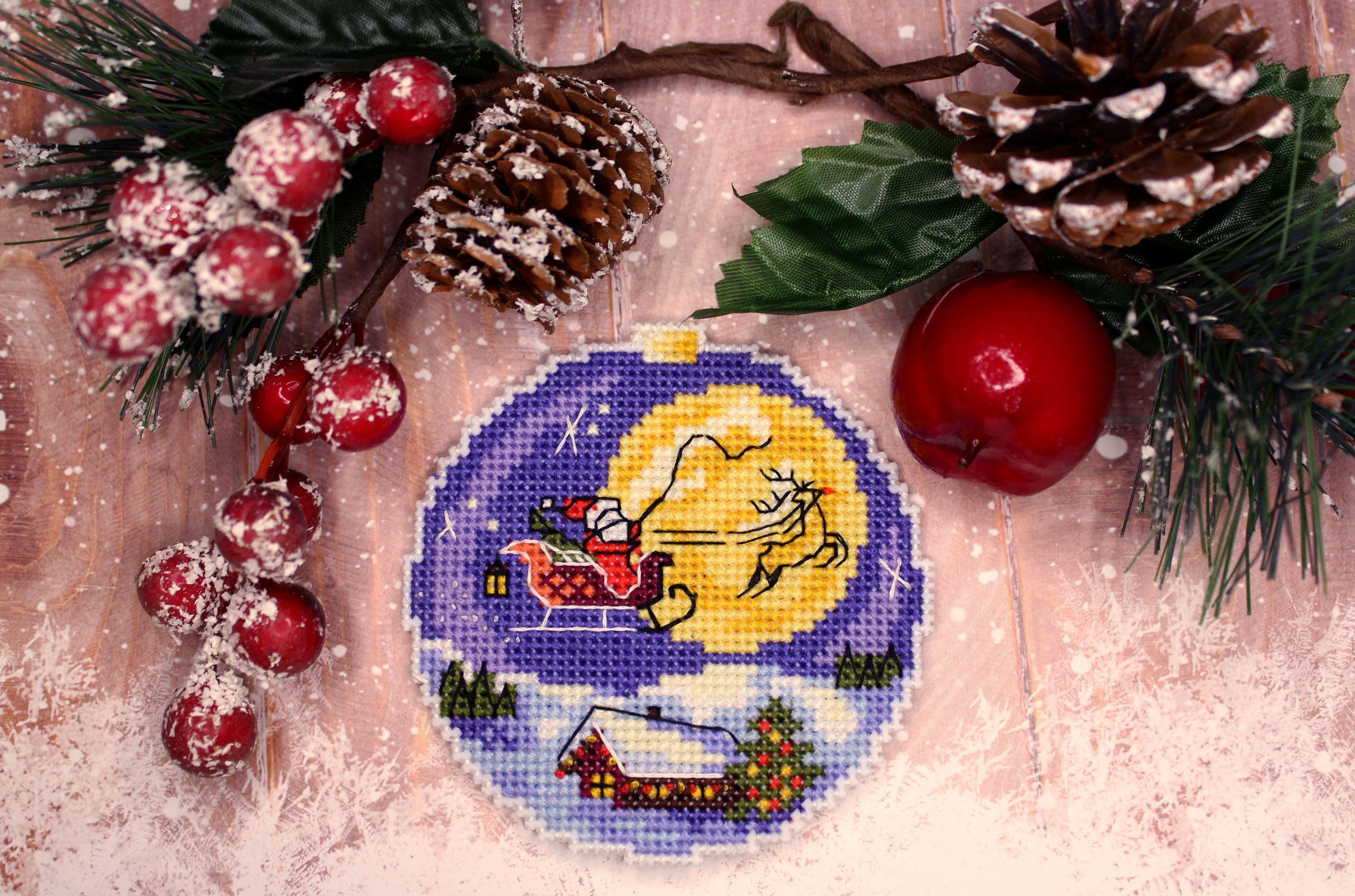 Santa SR-690  Plastic Canvas Counted Cross Stitch Kit-0